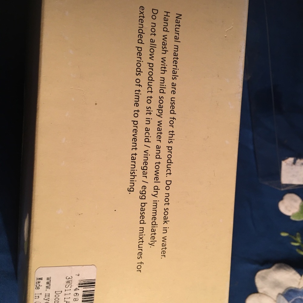 Beautiful bottle stopper. Shaped like a diamond or an old  glass door knob.